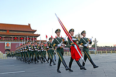 国庆清晨国旗护卫队升国旗